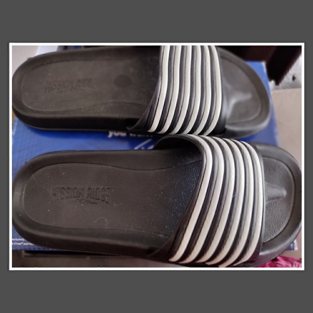 NWOT Men’s Mission Ridge flip-flops size 10-11